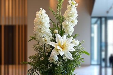 Gran arreglo floral corporativo para recepción de eventos